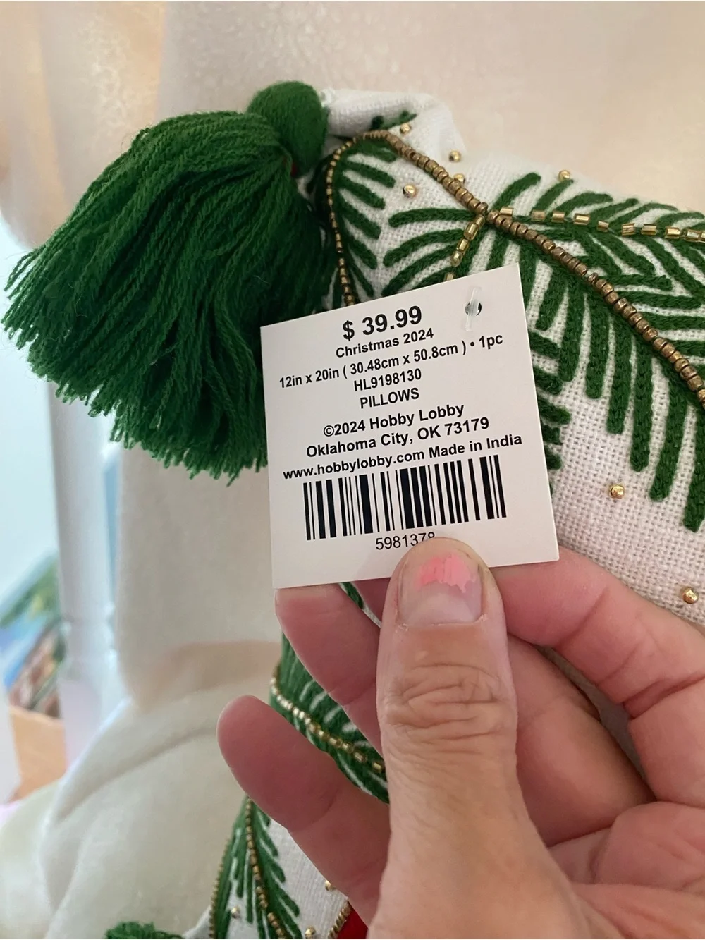 Holiday 'Merry Christmas' Decorative Pillow - White and Green with tassels